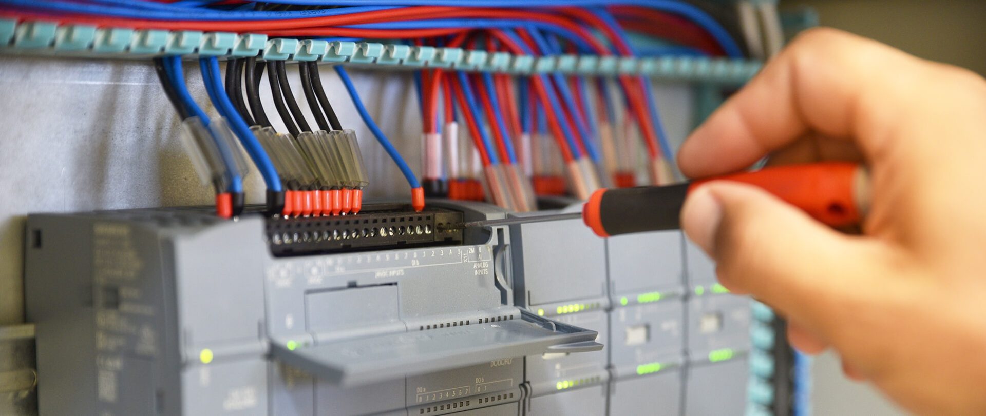 Service Installation Banner 1920 x 810 px